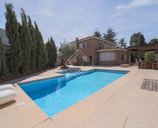 Swimming pool of House or chalet for sale in  Madrid Capital  with Air Conditioner, Heating and Private garden