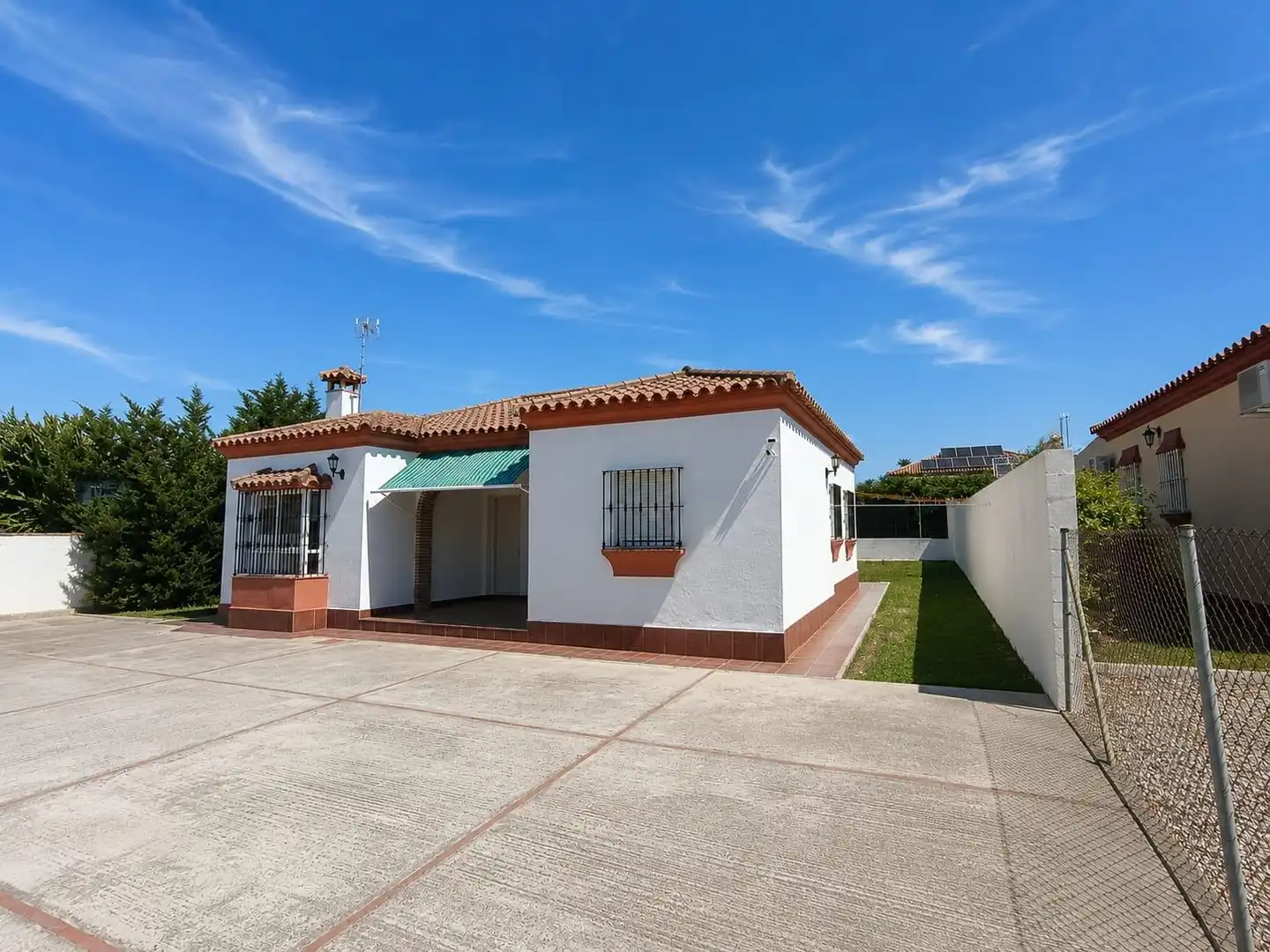 Vista exterior de Casa o xalet en venda en Chiclana de la Frontera