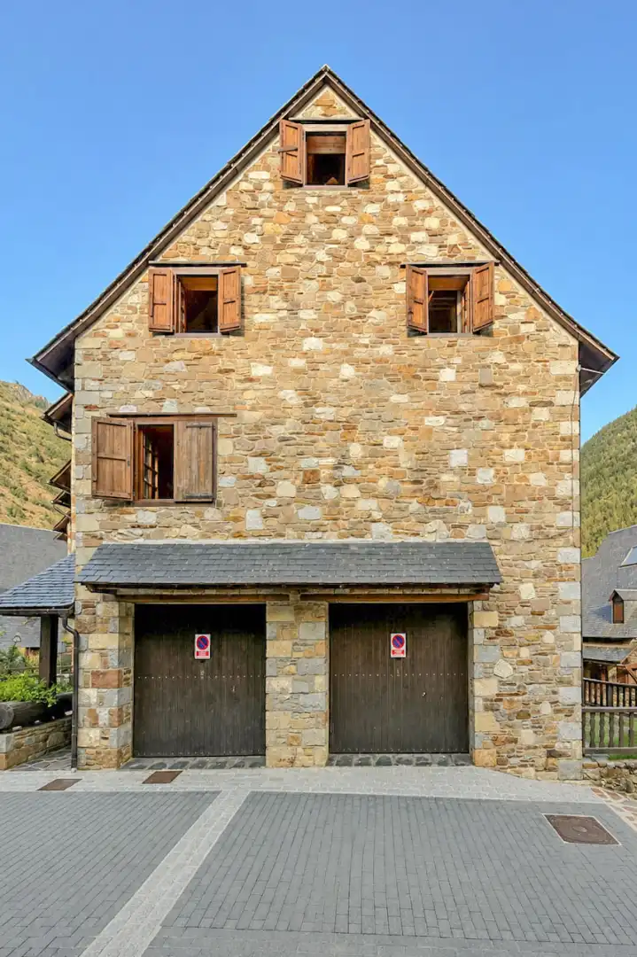 Vista exterior de Casa adosada en venda en Naut Aran amb Calefacció, Jardí privat i Parquet