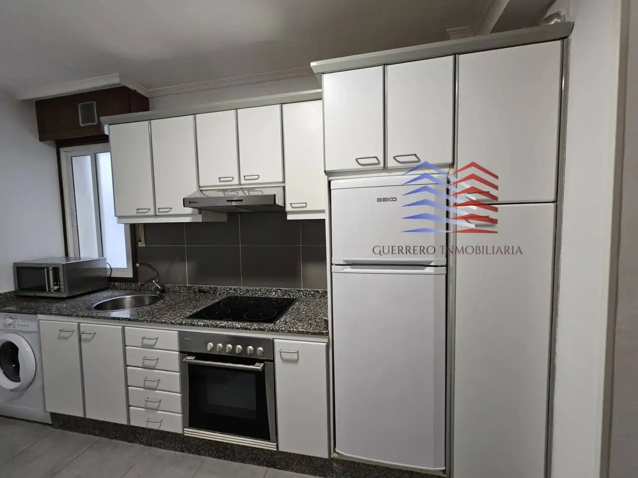 Cuina de Apartament de lloguer en Ourense Capital  amb Calefacció, Parquet i Moblat