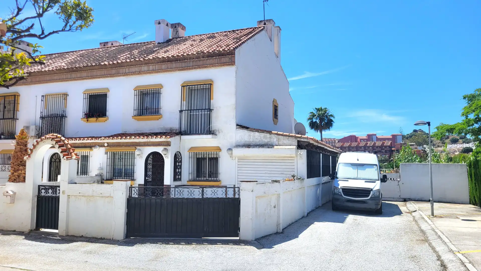 Vista exterior de Casa adosada en venda en Benalmádena amb Aire condicionat, Calefacció i Terrassa