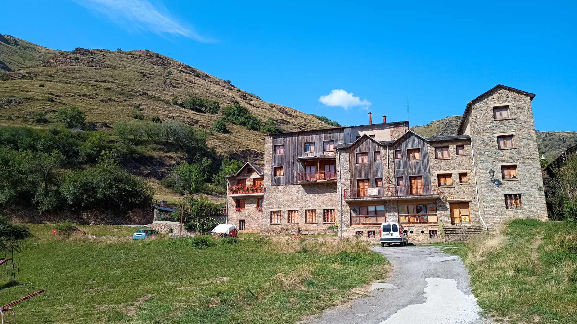Außenansicht von Country house zum verkauf in Sort mit Privatgarten, Terrasse und Schwimmbad