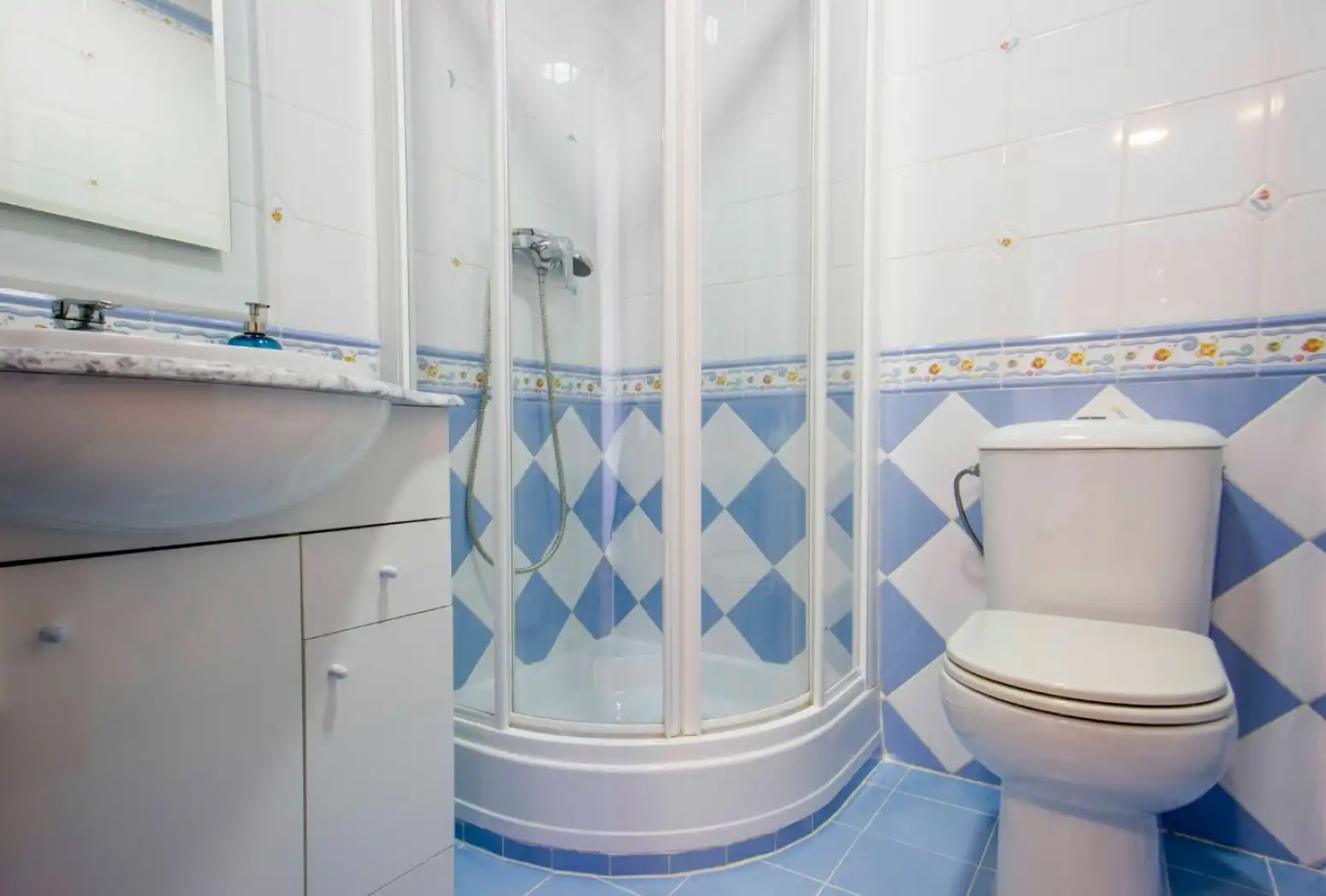 Badezimmer von Dachboden zum Verkauf in Rafelbuñol / Rafelbunyol mit Klimaanlage, Heizung und Parkett