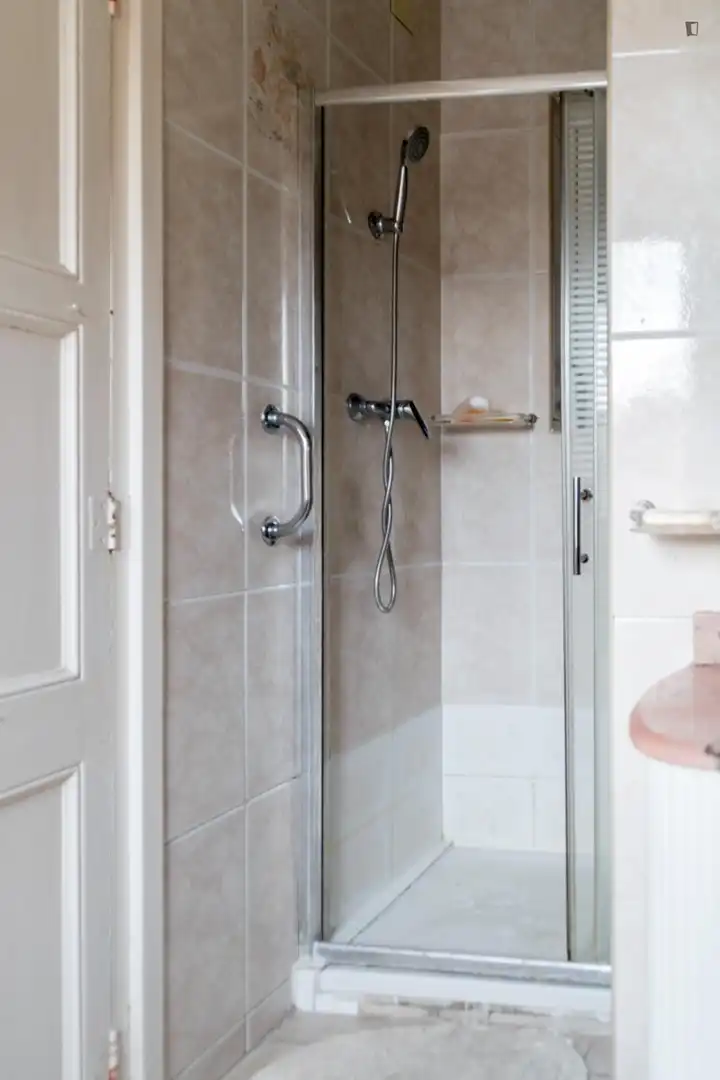 Bany de Apartament per a compartir en Barcelona amb Moblat, Forn i Rentadora
