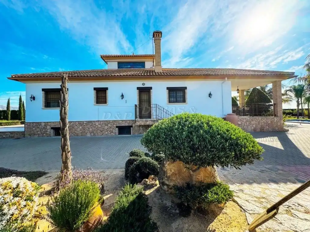 Vista exterior de Casa o xalet en venda en Orihuela amb Aire condicionat, Jardí privat i Traster