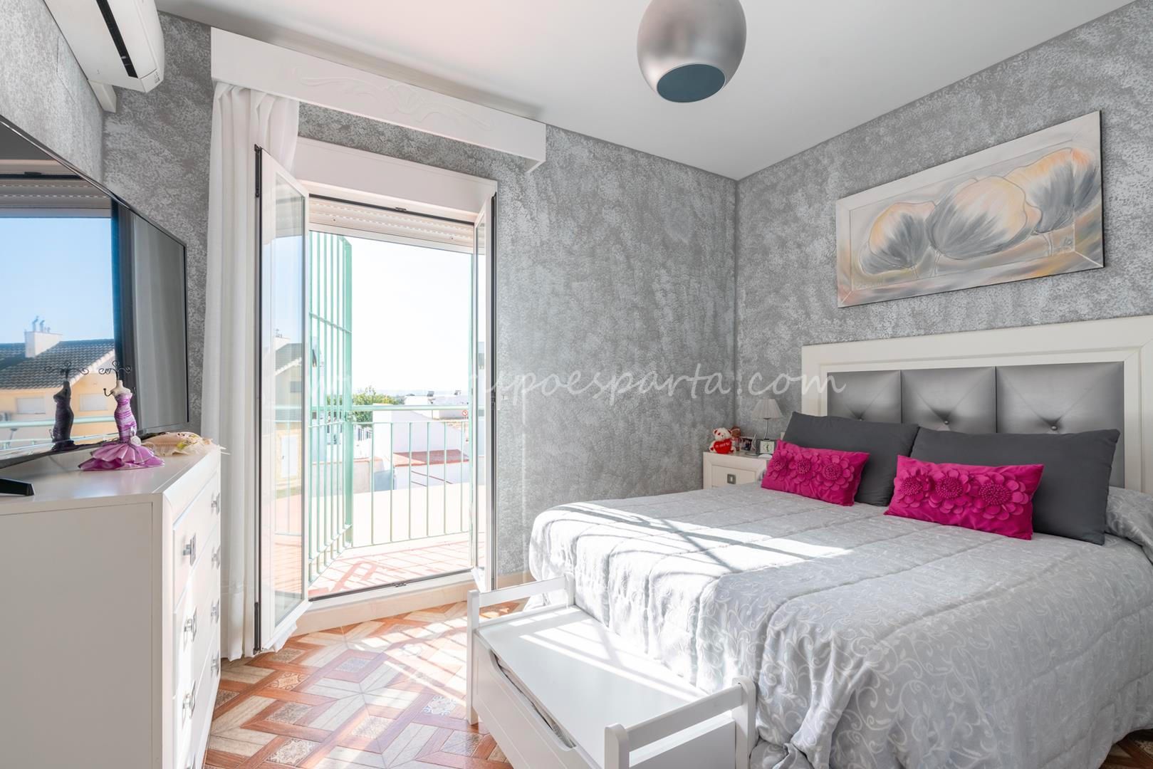 Dormitori de Casa adosada en venda en Huévar del Aljarafe amb Aire condicionat, Jardí privat i Traster