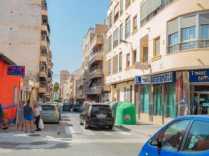 Vista exterior de Àtic en venda en Torrevieja amb Aire condicionat, Terrassa i Balcó