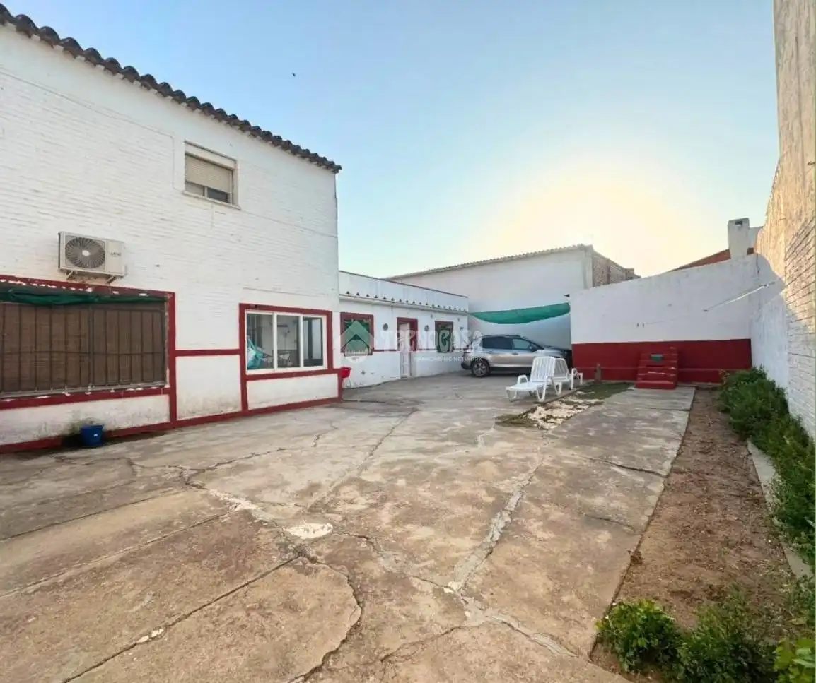 Vista exterior de Casa o chalet en venta en Las Cabezas de San Juan con Terraza