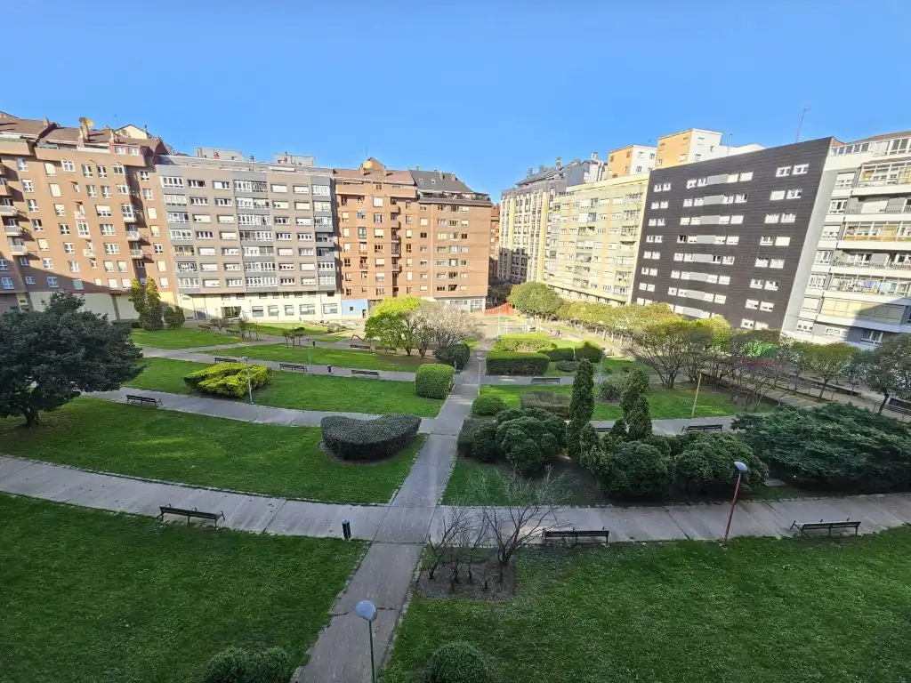 Vista exterior de Piso en venta en Avilés
