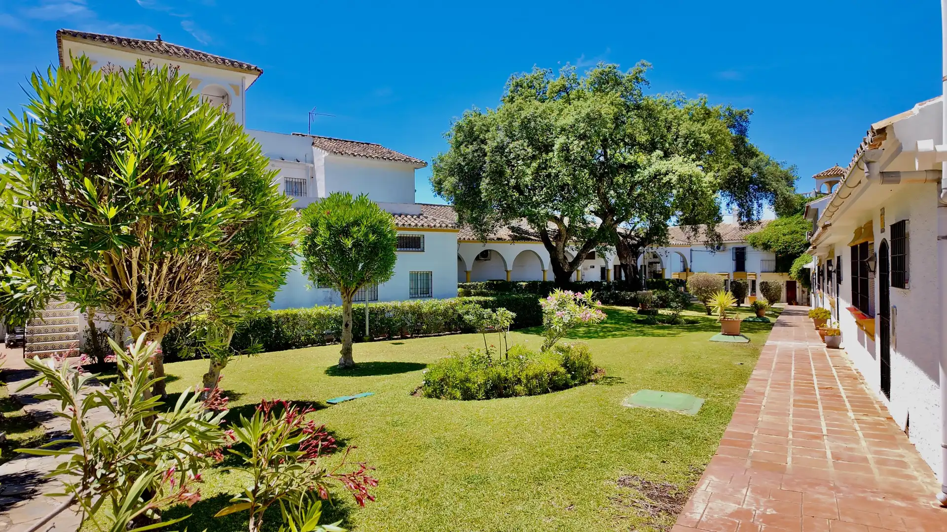 Jardín de Casa adosada en venta en Marbella con Jardín privado, Alarma y Piscina comunitaria