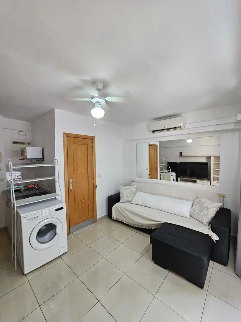 Sala d'estar de Estudi de lloguer en Benidorm amb Aire condicionat, Terrassa i Moblat
