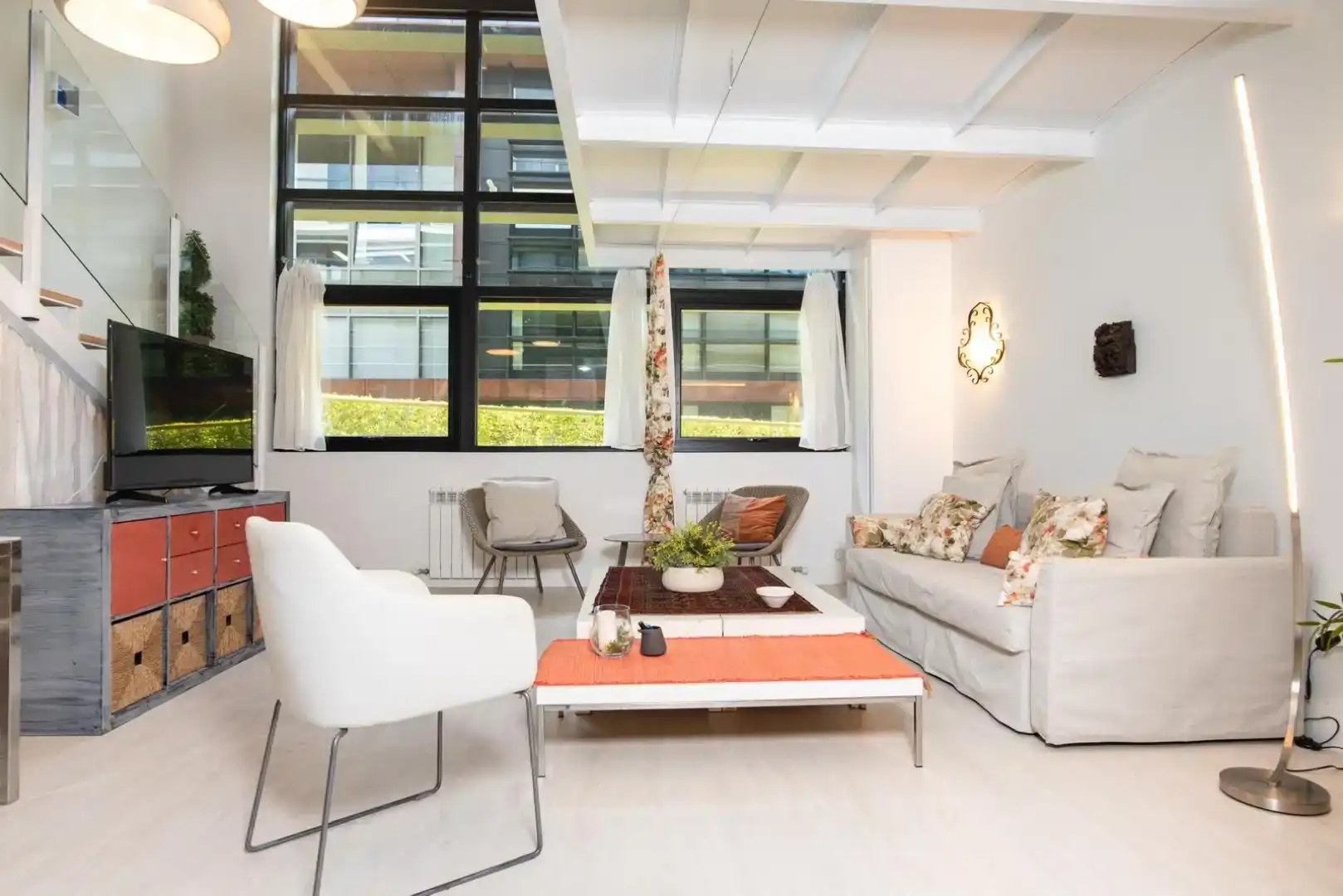 Sala d'estar de Dúplex per a compartir en Alcobendas amb Aire condicionat, Parquet i Moblat