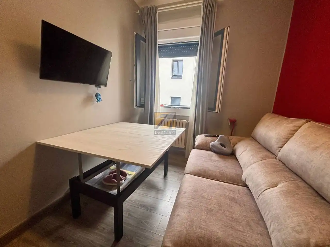 Sala d'estar de Pis en venda en Oviedo  amb Calefacció i Moblat