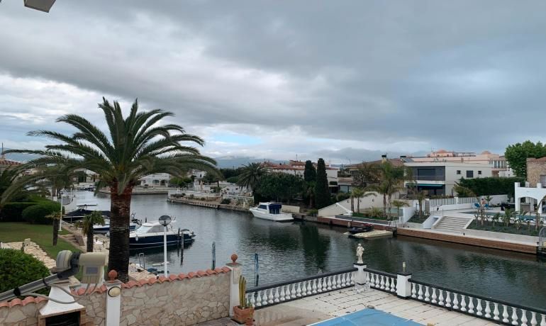 Vista exterior de Casa adosada en venda en Empuriabrava amb Aire condicionat, Jardí privat i Terrassa