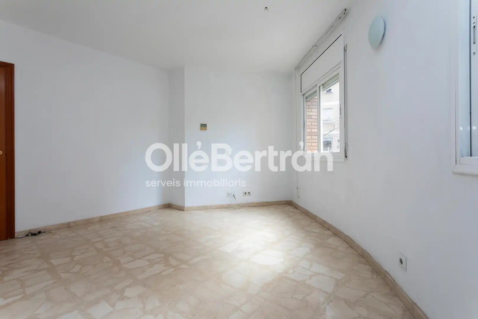 Piso en venta en Barcelona con Calefacción, Horno y TV