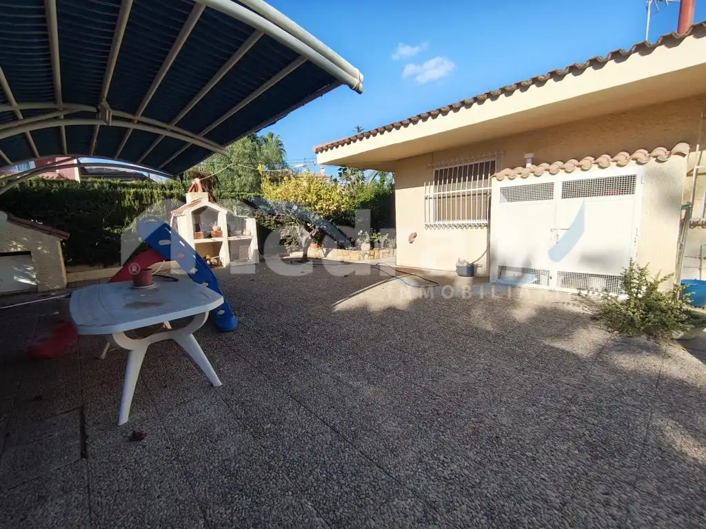 Vista exterior de Casa o chalet en venta en Benidorm con Piscina