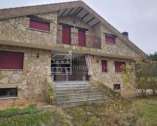 Vista exterior de Casa o xalet en venda en El Pino de Tormes amb Piscina