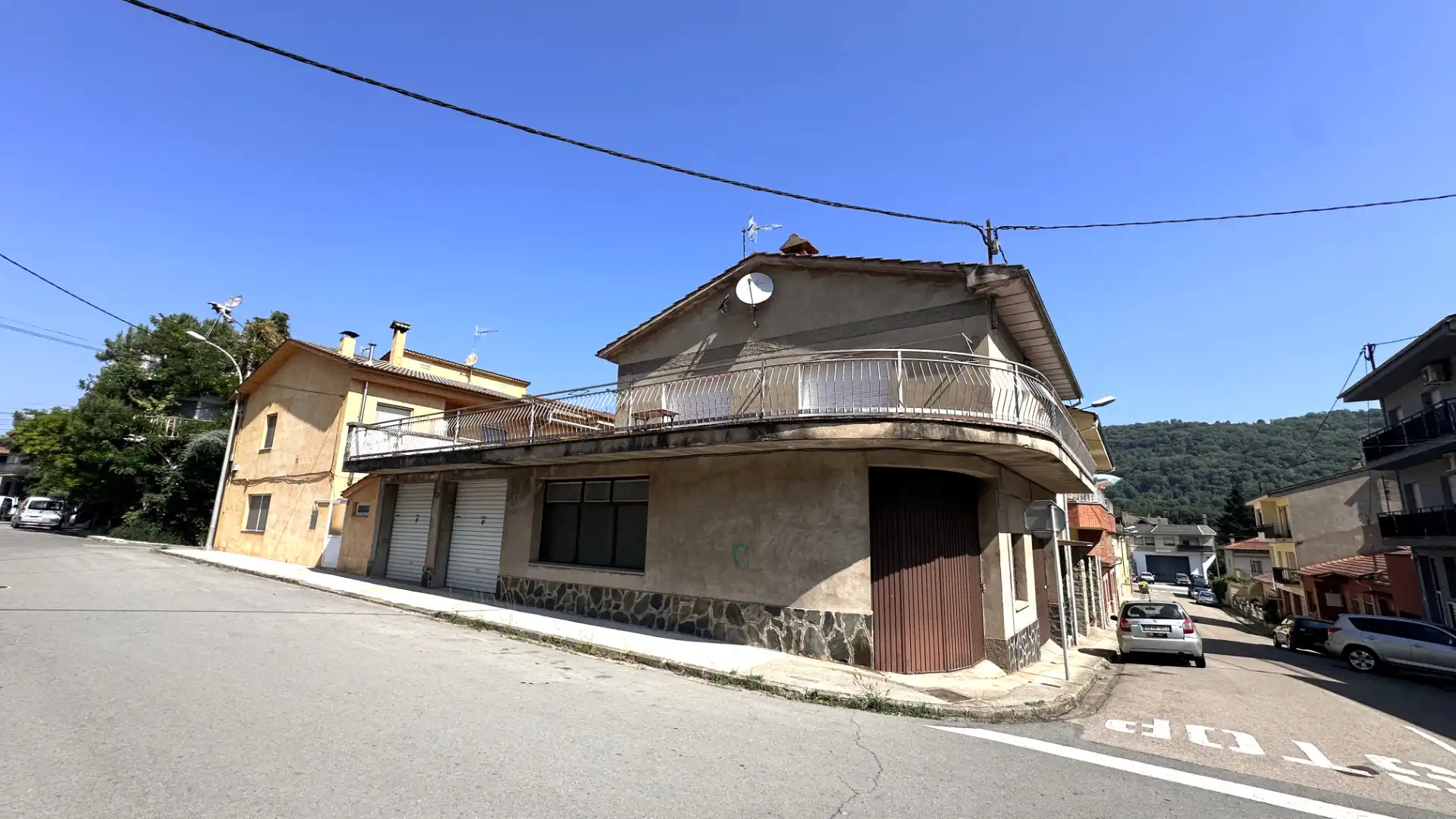 Außenansicht von Einfamilien-Reihenhaus zum Verkauf in Sant Joan Les Fonts mit Heizung, Terrasse und Ofen