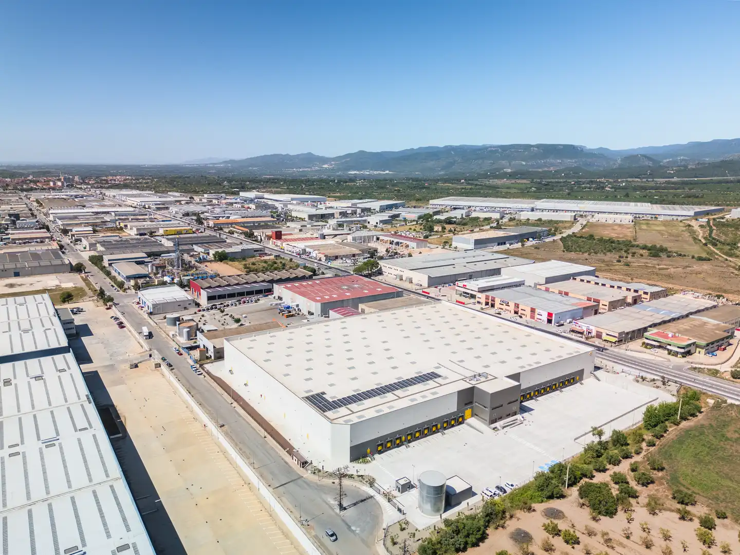 Außenansicht von Fabrikhallen zur Miete in Valls