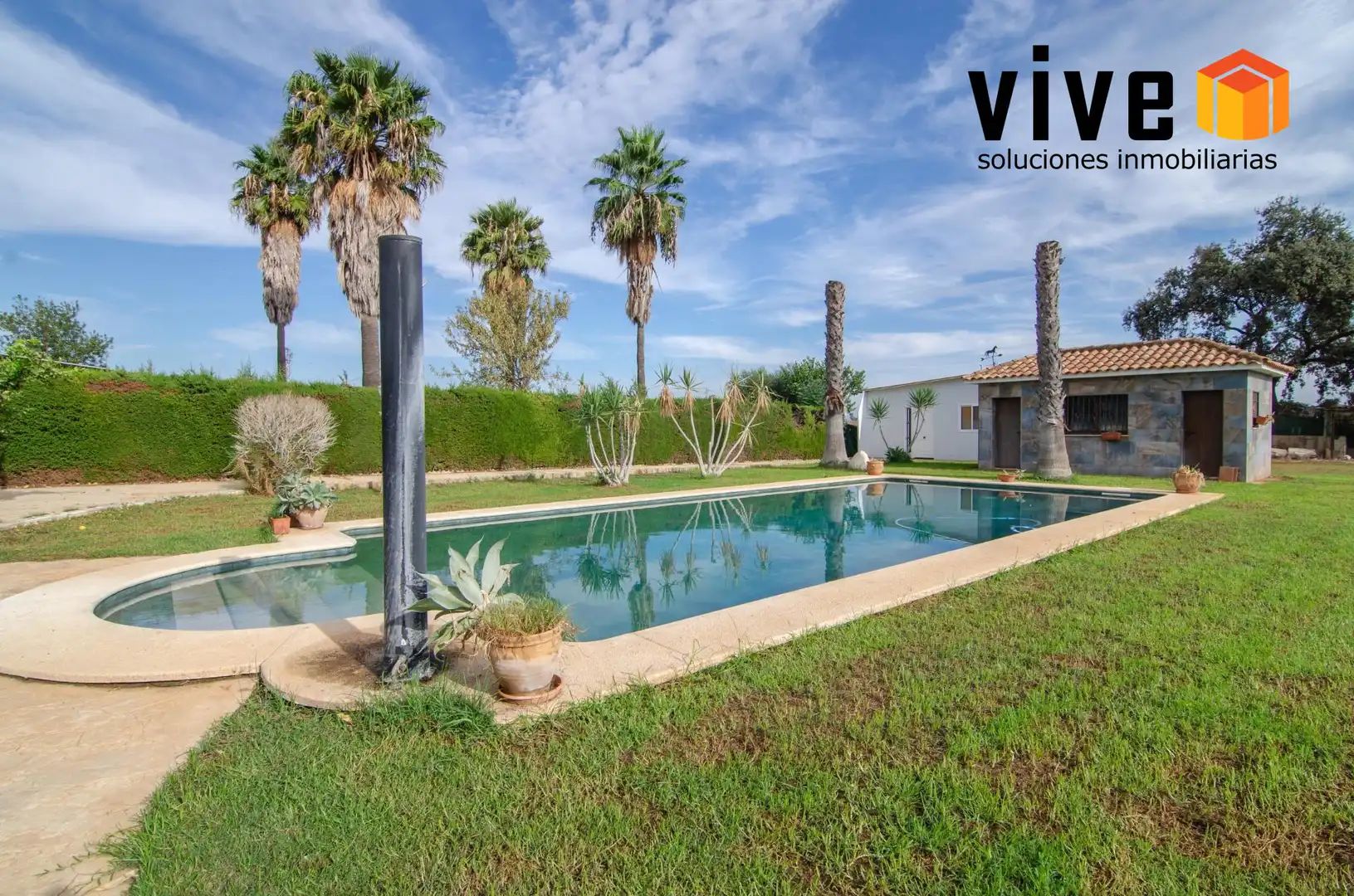 Jardí de Casa o xalet en venda en La Rinconada amb Aire condicionat, Calefacció i Jardí privat