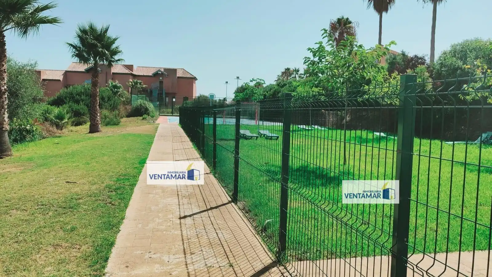 Außenansicht von Erdgeschoss zum Verkauf in La Alcaidesa mit Klimaanlage, Heizung und Privatgarten