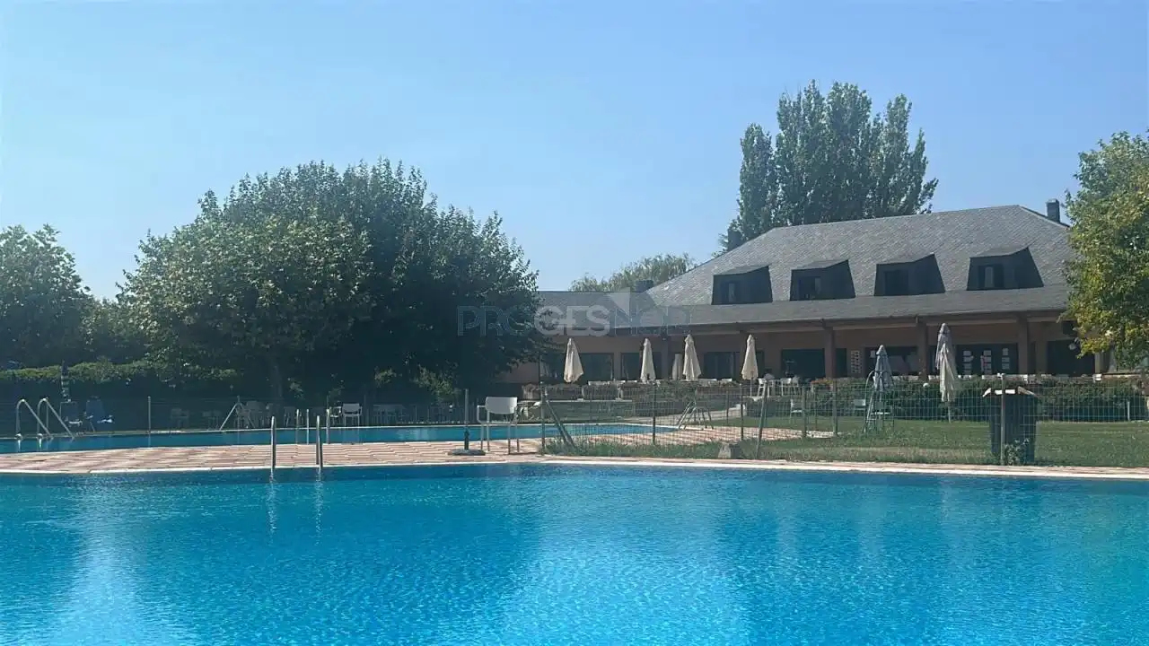 Piscina de Casa o xalet en venda en Mansilla de las Mulas amb Calefacció, Jardí privat i Piscina