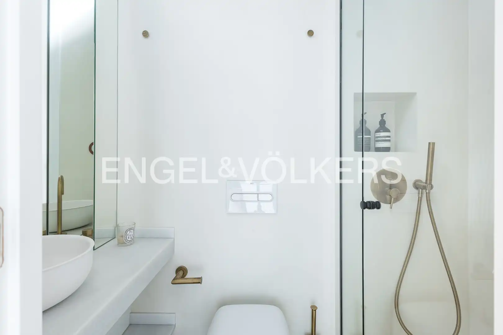 Badezimmer von Wohnung zum Verkauf in Barcelona mit Klimaanlage, Heizung und Abstellraum