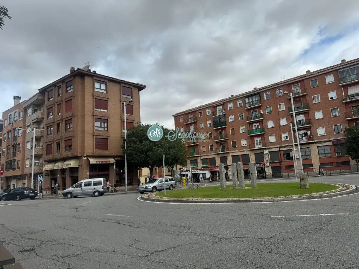 Vista exterior de Piso en venta en Segovia con Calefacción, Terraza y Trastero