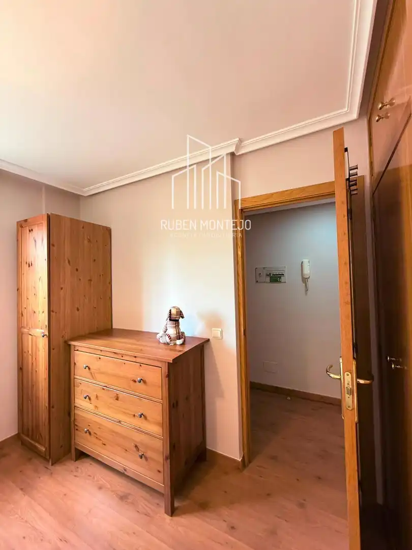 Schlafzimmer von Wohnung zur Miete in Villamayor mit Heizung, Terrasse und Möbliert