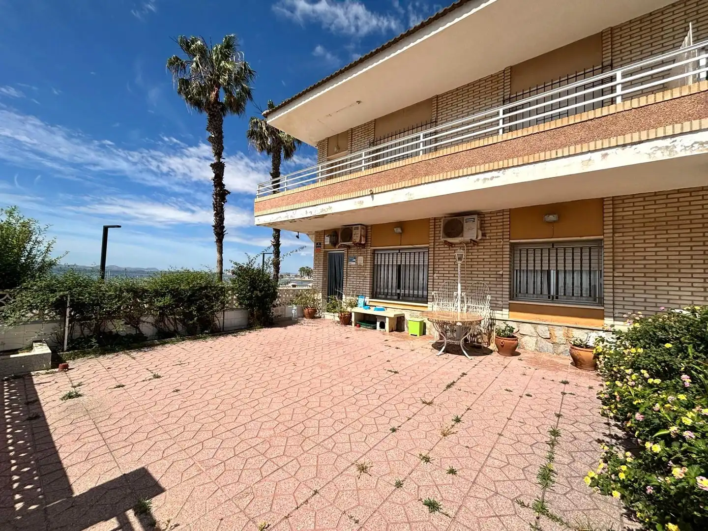 Außenansicht von Einfamilien-Reihenhaus zum Verkauf in Los Alcázares mit Klimaanlage und Privatgarten