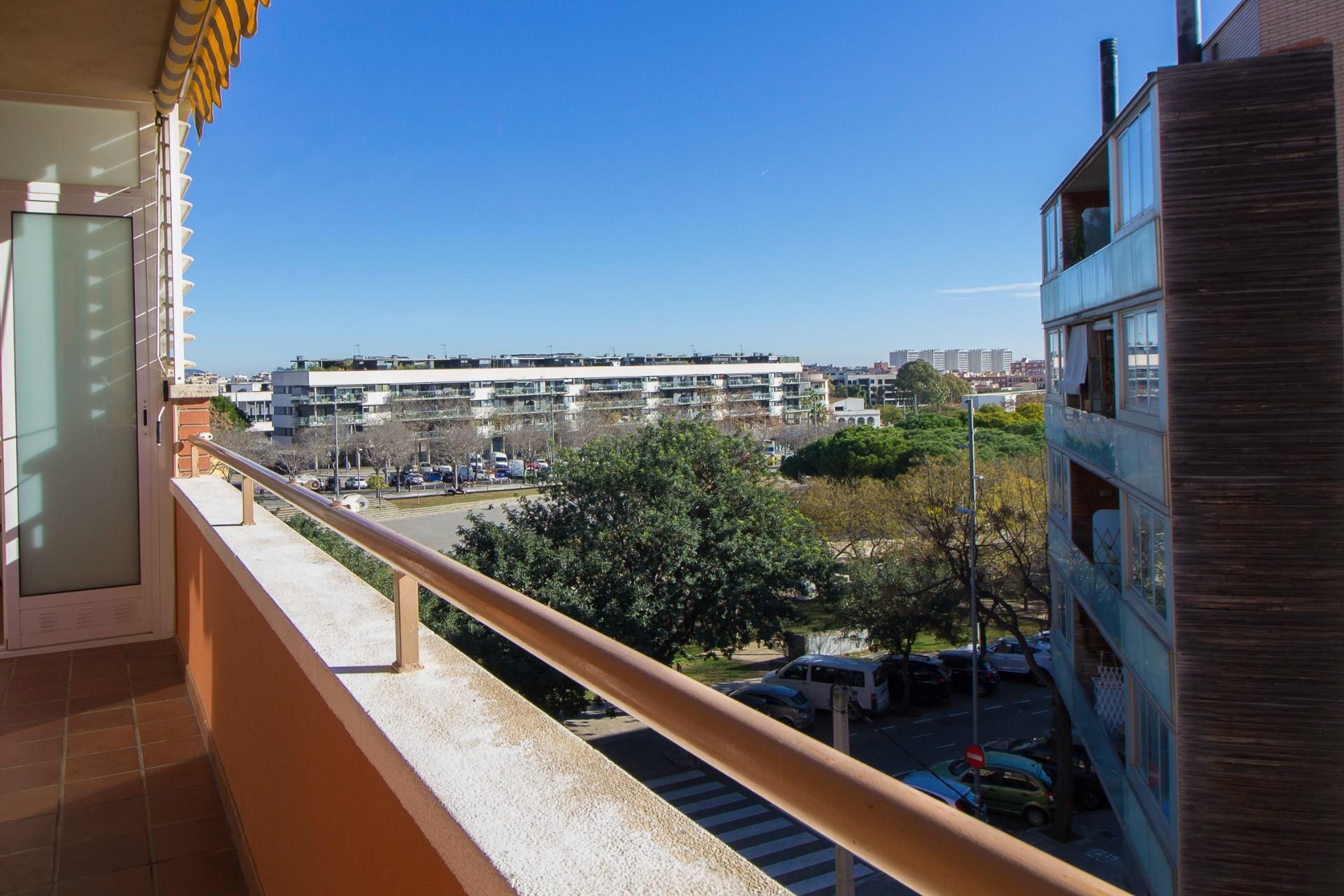 Vista exterior de Pis en venda en Viladecans amb Terrassa i Balcó