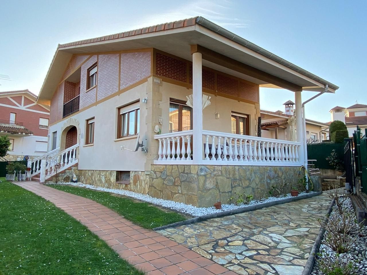 Vista exterior de Casa o chalet en venta en Castro-Urdiales con Calefacción, Jardín privado y Terraza