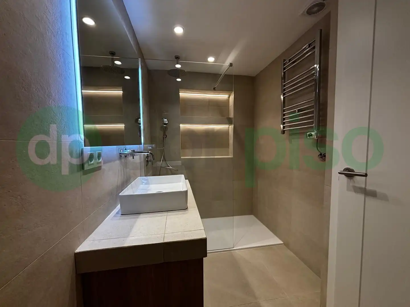 Bathroom of Flat for sale in Madrid  with Air Conditioner, Parquet flooring and Furnished
