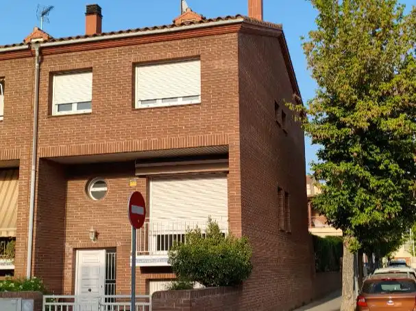 Terraced house with garden for sale in Cami ral 53