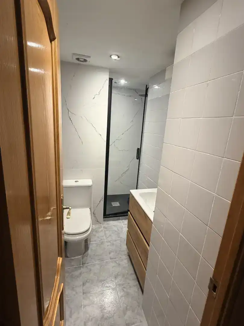Bathroom of Flat for share in Madrid  with Parquet flooring and Furnished