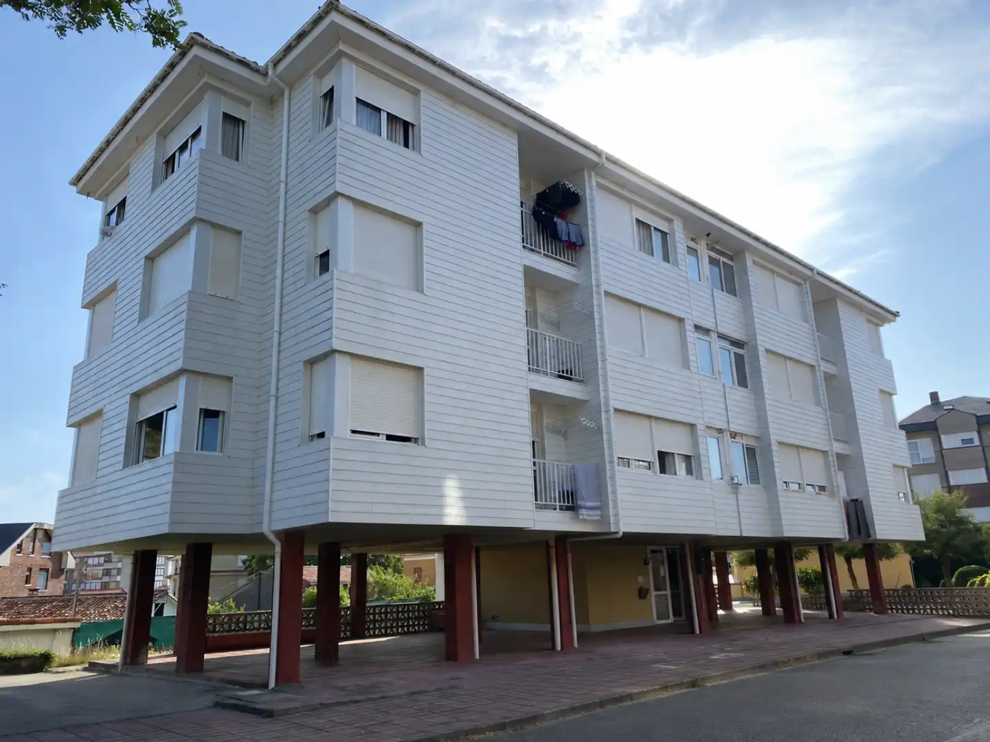 Vista exterior de Pis en venda en Suances amb Parquet i Balcó