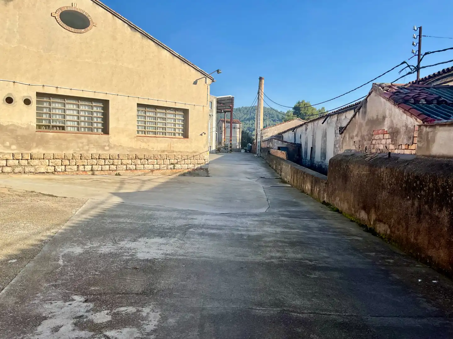 Außenansicht von Fabrikhallen zum Verkauf in Avinyó