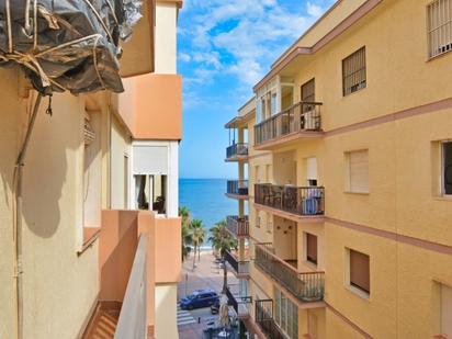 Außenansicht von Wohnung zum verkauf in Fuengirola mit Klimaanlage und Balkon