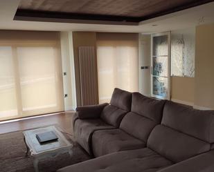 Sala d'estar de Casa o xalet en venda en Vitoria - Gasteiz amb Calefacció, Jardí privat i Parquet