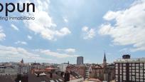 Vista exterior de Àtic en venda en Oviedo  amb Terrassa