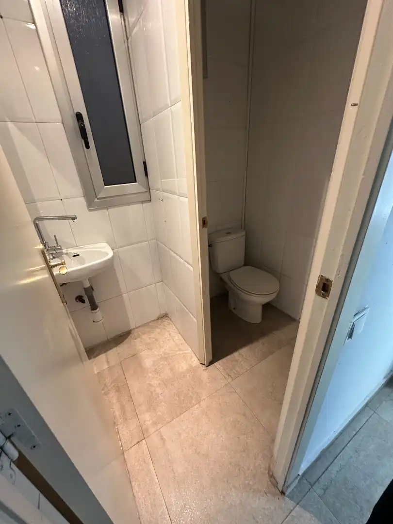 Bathroom of Commercial properties for rent in Badalona