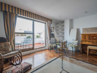 Penthouse with lift for sale in Calle de Manuel González Longoria
