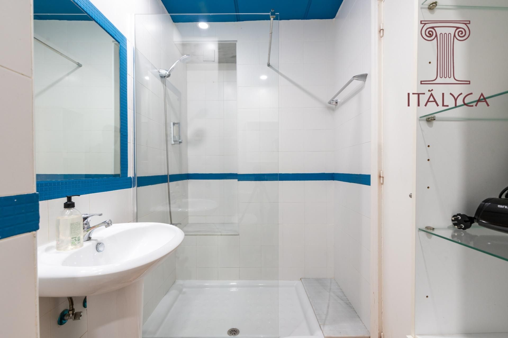 Bathroom of Flat for sale in  Sevilla Capital  with Air Conditioner, Heating and Parquet flooring
