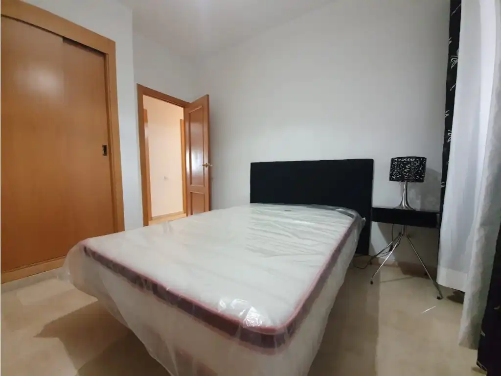 Schlafzimmer von Wohnung zum Verkauf in La Línea de la Concepción mit Möbliert, Ofen und Mikrowelle