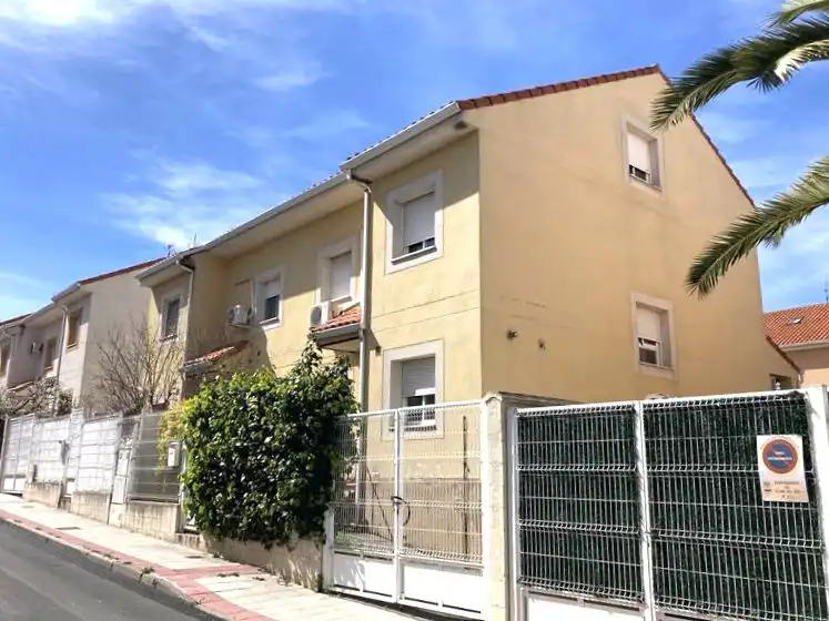 Vista exterior de Apartament en venda en Olías del Rey amb Jardí privat