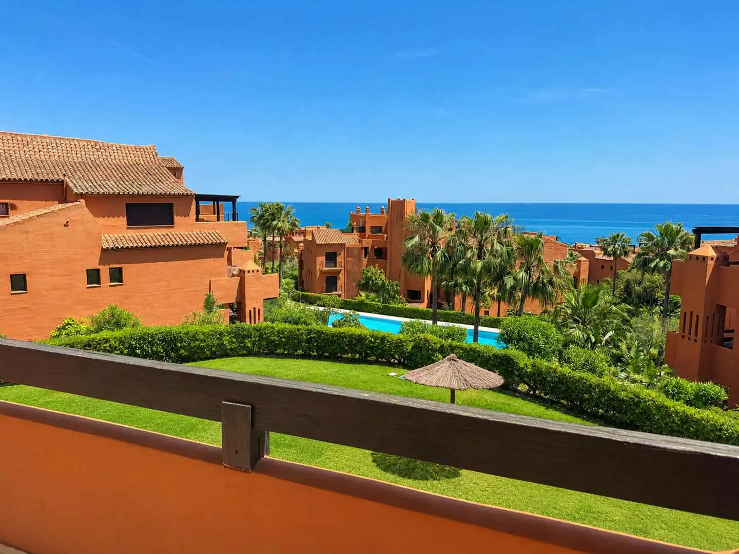 Außenansicht von Dachboden zum Verkauf in Estepona mit Klimaanlage, Heizung und Terrasse
