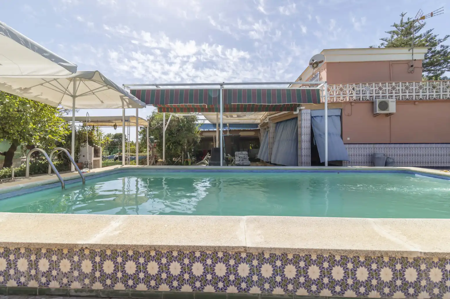 Schwimmbecken von Haus oder Chalet zum Verkauf in Espartinas mit Klimaanlage, Terrasse und Schwimmbad