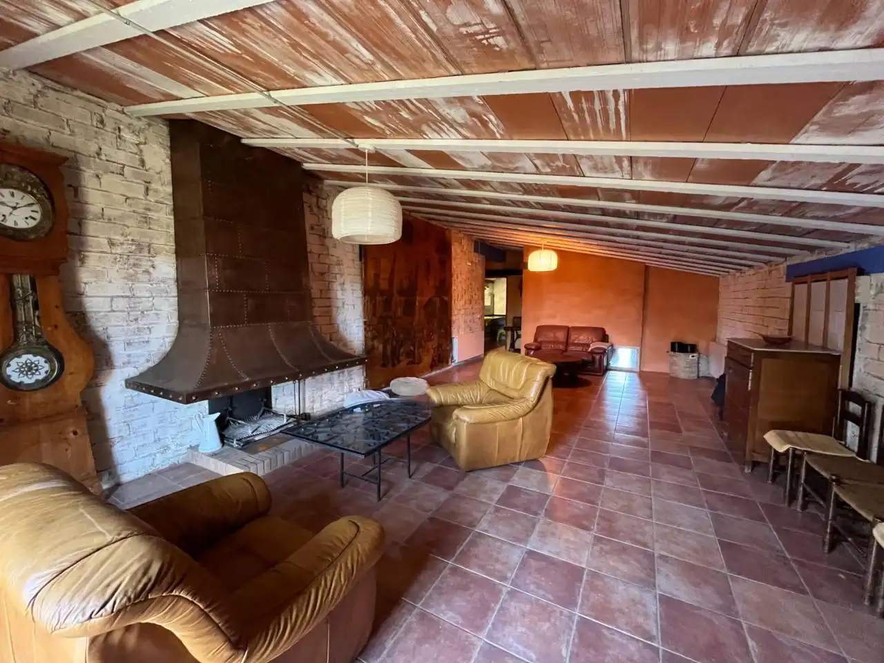 Sala de estar de Finca rústica de alquiler en Aiguaviva con Calefacción, Jardín privado y Terraza