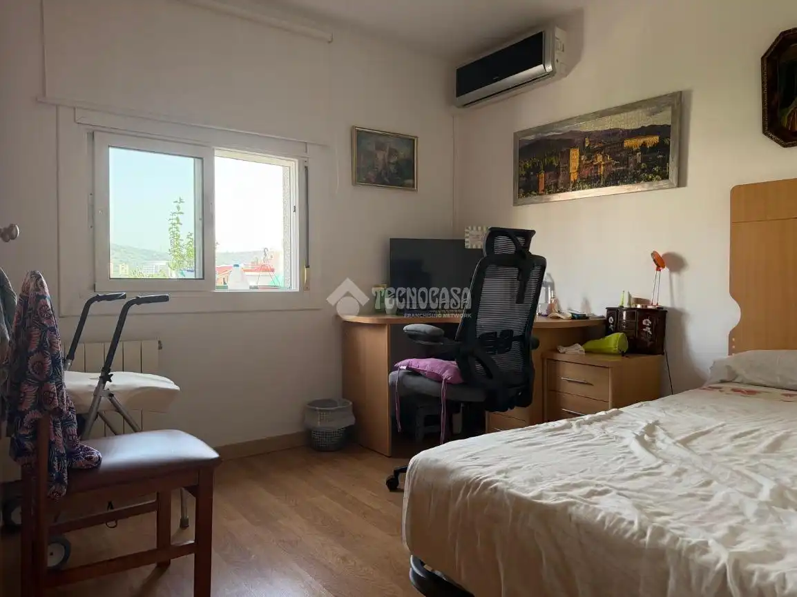 Bedroom of Flat for sale in Barcelona
