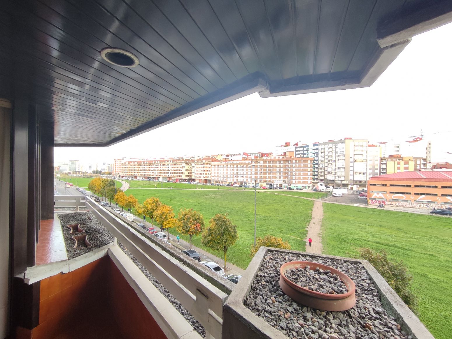 Vista exterior de Pis de lloguer en Gijón  amb Calefacció, Parquet i Moblat